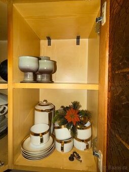 Porcelánový servis se zlatou linkou