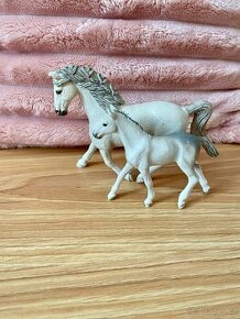 Schleich 13858 Kobyla holštýnského koně a hříbě 13860