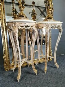 Zámecké dřevěné stolky s mramorovou deskou.