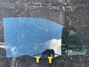 Sklo pravých předních dveří ze Suzuki Vitara 2017