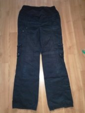 černé plátěné kalhoty