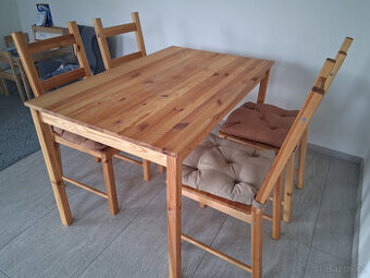 Poctivý jídelní stůl s židlemi
