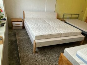 Moderní manželská postel borovice Masiv