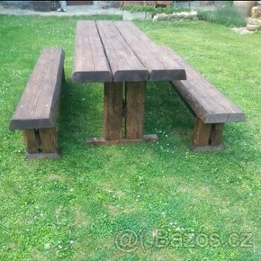 Masivní stůl s lavicemi - 1