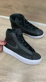 Kotníkové dámské boty Nike 39