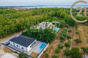 Prodej luxusní vily (146 m2) s bazénem, 800 metrů od moře -  - 1