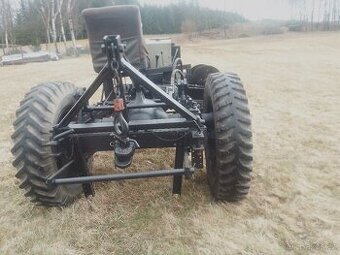Traktor domácí výroby.