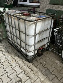 plastová nádoba na vodu v železné konstrukci