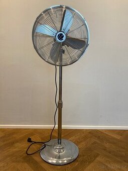 Stojanový nerezový ventilátor.