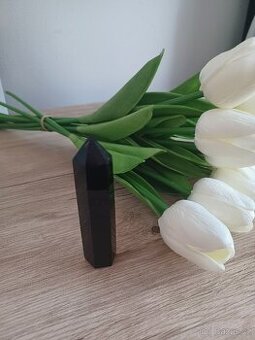 Obsidián obelisk tromlovaný