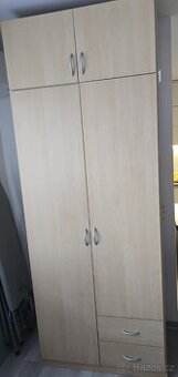 Šatní skříň s úložným prostorem