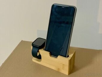 Dřevěný stojánek na nabíjení pro Apple