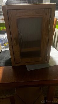 Dřevěná skříňka s prosklenými dvířky