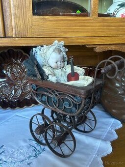 Sběratelský komplet – kočárek + porcelánová panenka