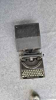 Starožitný kufříkový psací stroj