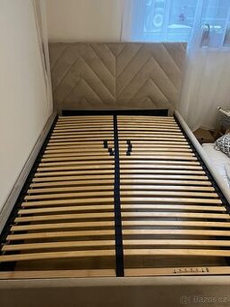Čalouněná postel