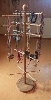 stojan na bižuterii, na cokoliv