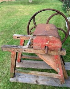 Stará řezačka na kopřivy