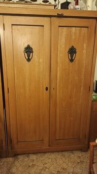Zachovalé starožitné skříně + noční stolky