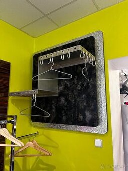 Regály, stojany, a jiné vybavení