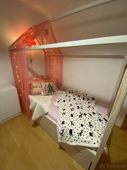 Dětská postel s nebesy