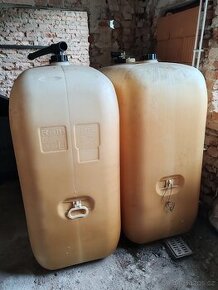 Nádrž na naftu s výdejním zařízením