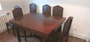 Stary stůl a šest židli