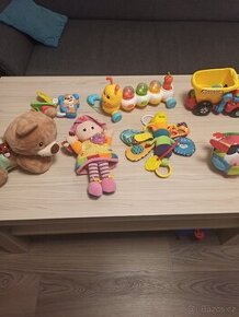 Lezoucí medvídek a zvukové hračky + zdarma krabice hraček