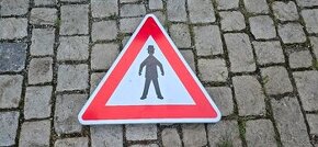 Dopravní značka - pozor chodci - 1