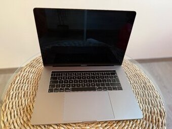 Na prodej: MacBook Pro 15,4 (2019)