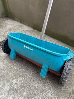 Sypací vozík, sečka Gardena