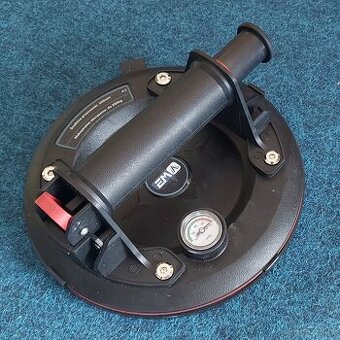 Vákuová přísavka s rukojetí a manometrem. Nosnost do 200 kg