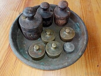 8 ks závaží a váhová miska