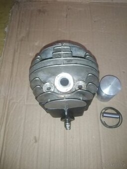 Prodám válec hlavu 550 555.