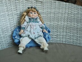 Porcelánová panenka - v modrém křesle