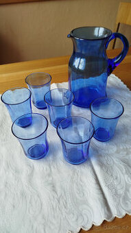 stará nápojová souprava modré sklo