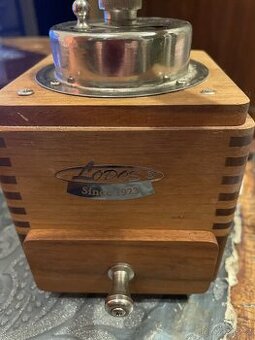 mlýnek na kávu, dřevo ,kov,,značeno LODOS since 1923