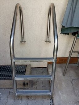 Nerezové schody do bazénu.