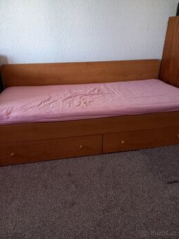 DŘEVĚNA  POSTEL -  VELKY ÚLOŽNÝ PROSTOR
