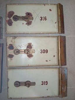 Staré dvířka od bezpečnostní schránky