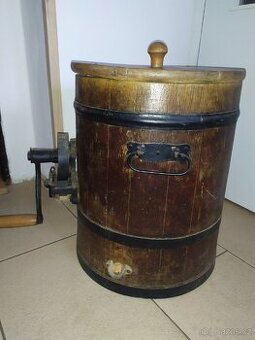 Stará dřevěná máselnice