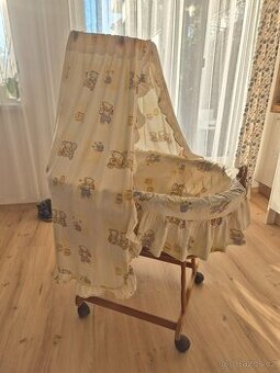Proutěný košík na miminko pojízdný