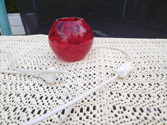 Malá kulatá červená lampička na malou žárovku