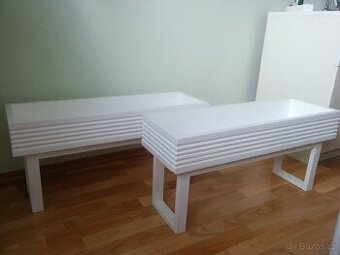 starý stojan na květiny, květinový stolek