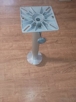 Noha stolu do karavanu