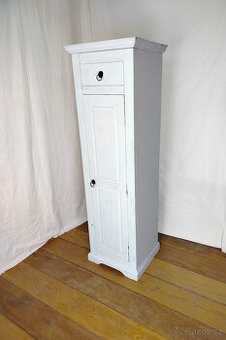 úzká dřevěná skříňka - vhodná k renovaci