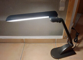 Moderní stolní lampa s nastavitelným ramenem