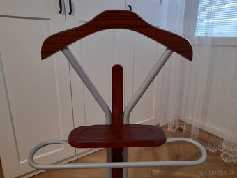 Němý sluha - stojan na oblečení