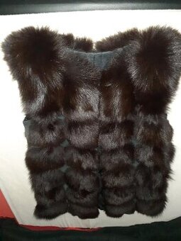 Krásná vesta z pravé kožešiny