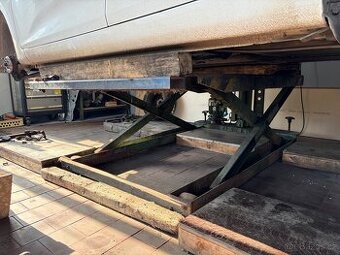 Nůžkový hever/zvedák